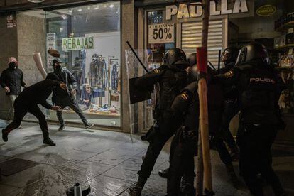 Manifestantes arrojan piedras a la policía en Madrid.