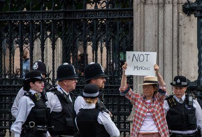 Una manifestante antimonárquica ante el Parlamento tras la muerte de la reina.