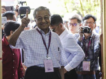 Mahathir Mohamad, candidato a primer ministro, tras votar este miércoles.