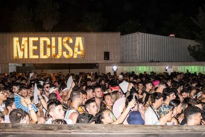El Medusa Sunbeach Festival empezó el viernes en Cullera (Valencia), después de dos años sin celebrarse por la pandemia. Durante la madrugada, un fuerte golpe de viento se llevó parte de la estructura del escenario y de la entrada, causando un muerto y 40 heridos. En la imagen, aglomeración de público durante el concierto de Duki, el viernes por la noche.
