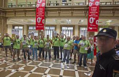 Una veintena de miembros de la Plataforma de Afectados por la Hipoteca (PAH) tras haber ocupado hoy la oficina principal del Banco de Santander de Sevilla para protestar contra las hipotecas "abusivas" de la Unión de Crédito Inmobiliario (UCI), una protesta que, según afirman, se ha desarrollado en 50 ciudades.