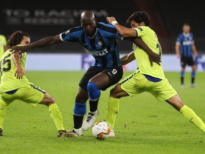 Lukaku, en el centro, pelea con Cucurella y Etxeita.