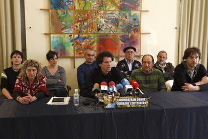 Rueda de prensa de familiares y amigos de Jon Anza celebrada el martes en Hernani. En el centro, ante los micrófonos, Jon Enparantza, y a la derecha, cruzado de brazos, Iker Sarriegi.