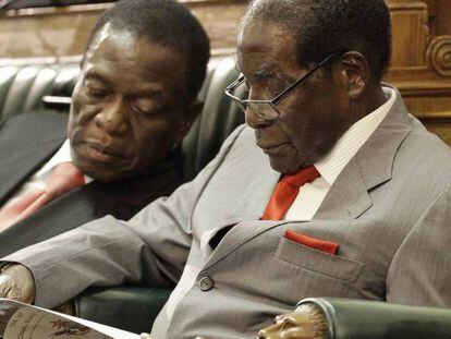 Robert Mugabe, a la derecha, y Emmerson Mnangagwa en una sesión del Parlamento en Harare el pasado año.