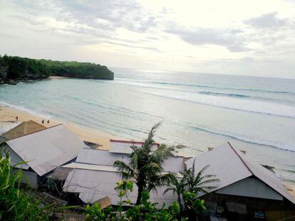 Balangan es una playa no demasiado concurrida donde se concentran una decena de los hostales más baratos de la zona.