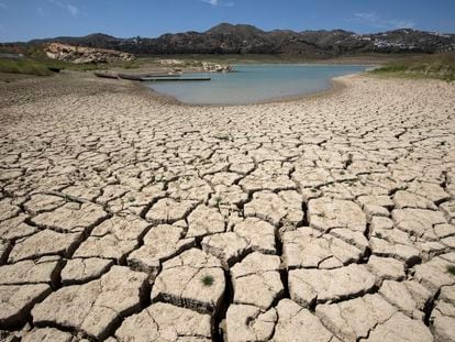 La sequía ha estado en el centro de los bulos en los últimos meses. En la imagen, estado del embalse de La Viñuela (Málaga), el pasado mayo.