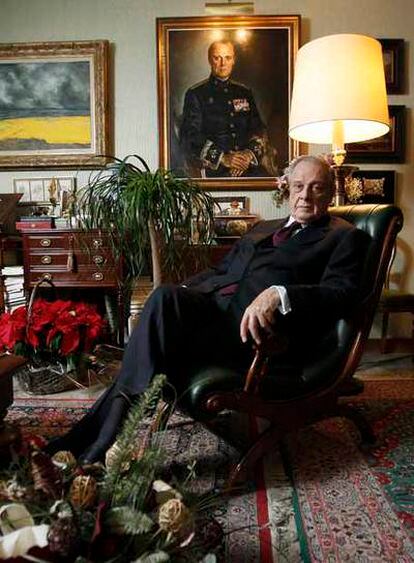 El ex jefe de la Casa del Rey, Sabino Fernández Campo, en su casa de Madrid durante la entrevista.
