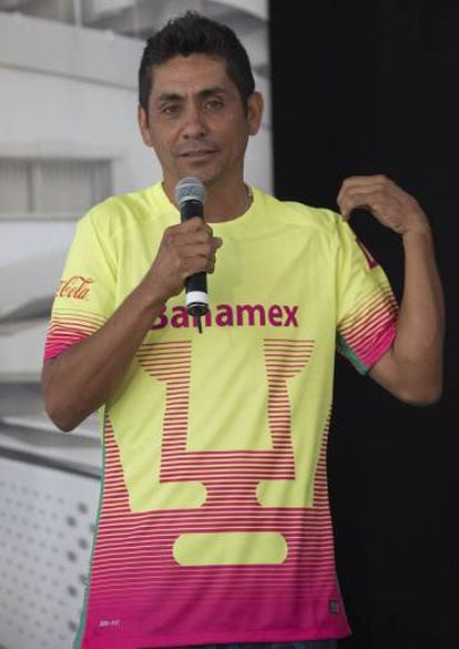 El portero mexicano muestra una camiseta de los Pumas de la temporada pasada