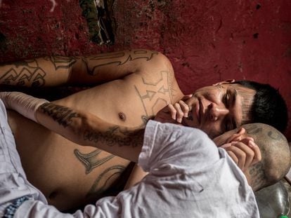 Geovanny y Steven, los protagonistas de 'Imperdonable', se abrazan en su celda del penal San Francisco Gotera en El Salvador en mayo de 2019.