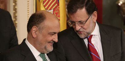 El presidente del Constitucional Francisco Pérez de los Cobos, y el del Gobierno, Mariano Rajoy, en una imagen de diciembre de 2014.