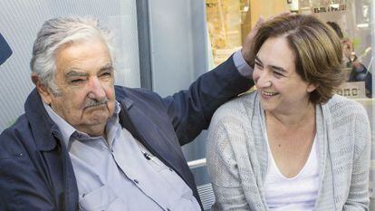 El expresidente uruguayo José Mujica y la alcaldesa de Barcelona Ada Colau.