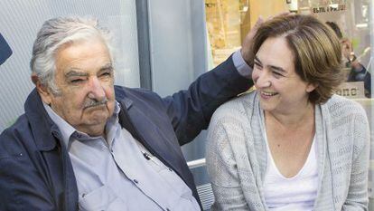 El expresidente uruguayo Jos&eacute; Mujica y la alcaldesa de Barcelona Ada Colau.