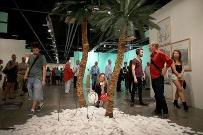 Visitantes contemplan la obra de José Carlos Marhinat titulada 'Isla' en el Centro de Convenciones de Miami, en la inauguración este jueves de Art Basel Miami.