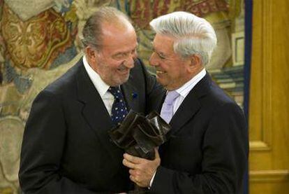 El Rey abraza a Vargas Llosa en la entrega del Premio Don Quijote.