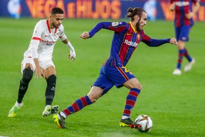 Mingueza controla el balón en el duelo ante el Sevilla en el Camp Nou.