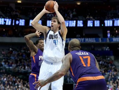 Nowitzki, de Dallas, tira ante la marca de Bledsoe y Tucker de Phoenix.