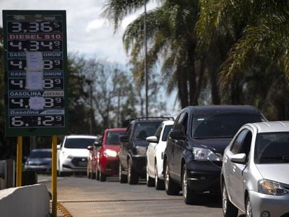 Vehículos en una gasolinera que anuncia no tener más combustible, el jueves en Brasilia