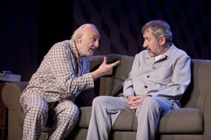 Héctor Alterio y José Sacristán en la obra de teatro 'Dos menos', de Samuel Benchetrit, en 2010.