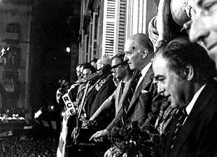 Josep Tarradellas, en el balcón del Palau de la Generalitat al regresar del exilio. En primer término, Jordi Pujol.