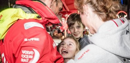Xabi Fernández, con una joven aficionada a la llegada al puerto de Auckland.