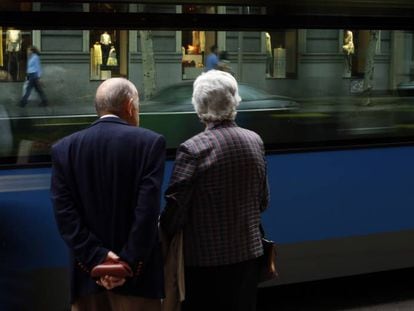Una pareja de ancianos en Madrid.