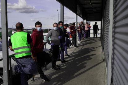 Repartidores de Amazon esperan su turno fuera del almacén de la empresa en el Polígono Industrial de Coslada, al este de Madrid.
