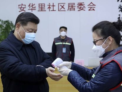 El presidente chino, Xi Jinping, se somete a un control de temperatura el pasado 10 de febrero.