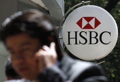 Un hombre habla por el móvil junto a una oficina de HSBC