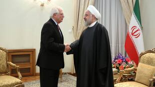 Josep Borrell saluda al presidente de Irán, Hassan Rouhani, este lunes en Teherán. En vídeo, las declaraciones de Borrell tras la reunión.