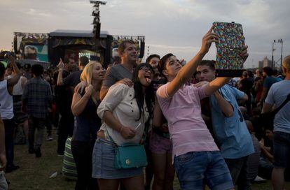 Un grupo de jóvenes se toma una 'selfie' para registrar su asistencia al histórico concierto de los Rolling Stones en La Habana.