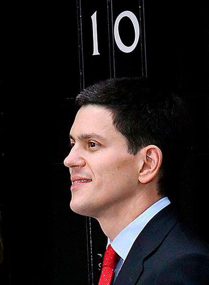David Miliband, en la puerta del 10 de Downing Street.