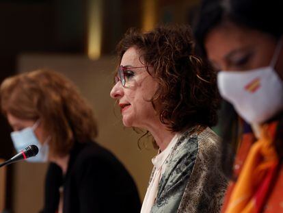 La ministra de Hacienda, Maria Jesús Montero, durante la presentación de las proyecciones de déficit.