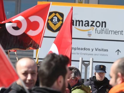 Trabajadores de Amazon se manifiestan en la puerta del centro logístico de la compañía en San Fernando de Henares (Madrid) en 2018.