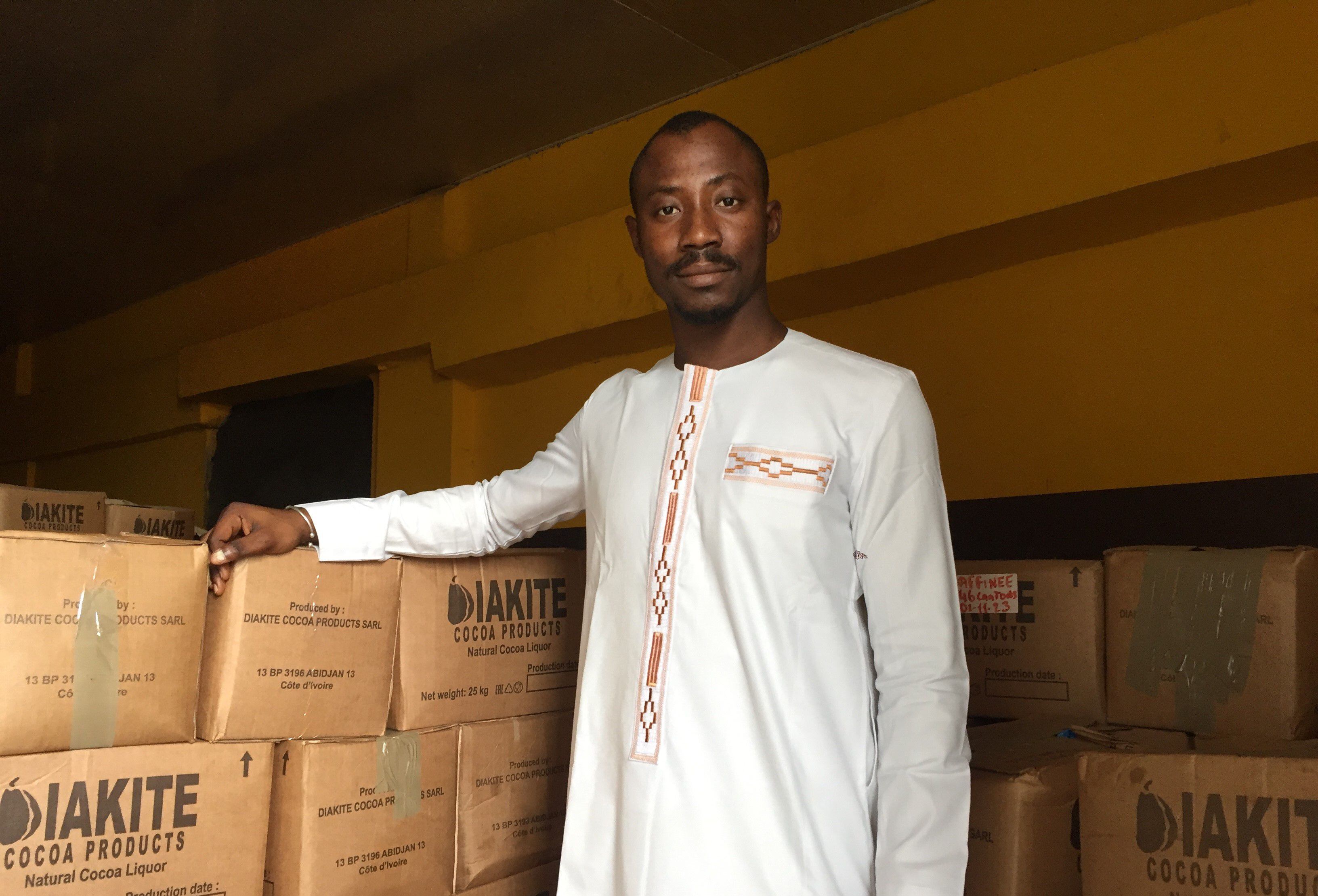 Alahasanne Diakité, director general de Diakité Cocoa Products, posa justo a cajas de licor de cacao en la fábrica de la compañía en Abiyán (Costa de Marfil) en diciembre de 2023.