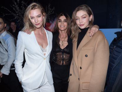Las modelos Karlie Kloss y Gigi Hadid (derecha) junto a la periodista Carine Roitfeld (en el centro), en la Semana de la Moda de París en septiembre de 2019.