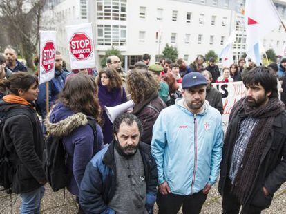 Brais Gonz&aacute;lez, primero por la derecha, durante la protesta de Stop Desafiuzamentos ayer en los juzgados de Santiago.