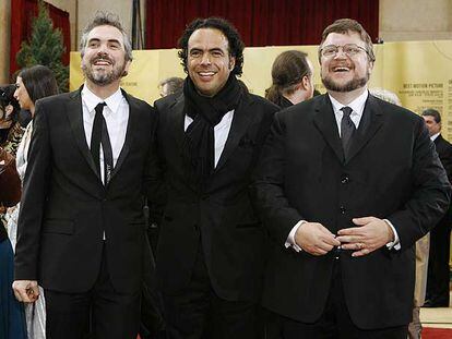 Los méxicanos Alfonso Cuarón, Alejandro González Iñárritu y Guillermo del Toro, de izquierda a derecha, a la llegada a la ceremonia.