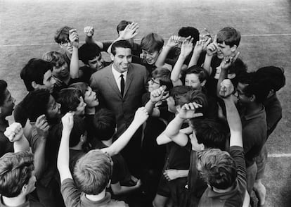 Manuel Santana rodeado de recogepelotas en Wimbledon tras su victoria en 1966. Ganador además de Roland Garros (1961 y 1964) y del Abierto de Estados Unidos (1965) en una época en la que todavía no se había desarrollado el profesionalismo, Santana fue, además de campeón, un precursor.