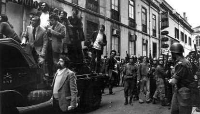 Cardoso Pires, dalt del camió, recolzant-se amb la mà, en la revolució dels clavells que acabà amb la dictadura de Salazar, amb els soldats contenint com podien la gent.