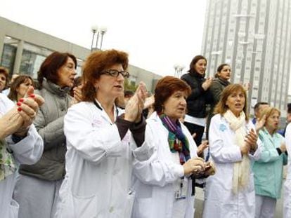 M&eacute;dicos y sanitarios del hospital de La Paz, durante las protestas contra el plan privatizador de la Sanidad.
  
 