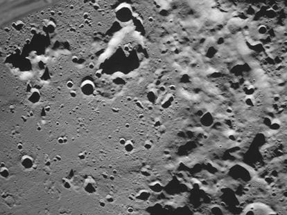 Imagen del cráter Zeeman del polo sur en el lado oculto de la Luna tomada por la sonda 'Luna-25' el 18 de agosto.