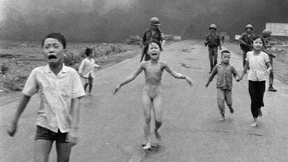Kim Puc, entonces con 9 años, huía desnuda tras sufrir un bombardeo estadounidense con napalm el 8 de junio de 1972.