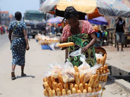 Una mujer congoleña vende pan en Kinshasa, República Democrática del Congo, en marzo de 2020.