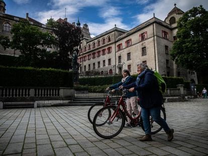 Las turistas holandesas Ellie Meeussen y Carien Cremers, con sus bicicletas, en Sigmaringa, una etapa de su viaje entre las fuentes del Danubio y Ratisbona. Óscar Corral.
15/07/20