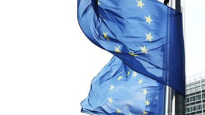 Banderas de Europa a media asta en la sede de la Comisión Europea, en Bruselas, en 2013.