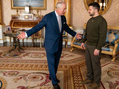 El rey Carlos III (izquierda) recibe al presidente de Ucrania, Volodímir Zelenski, en el palacio de Buckingham, en Londres.
