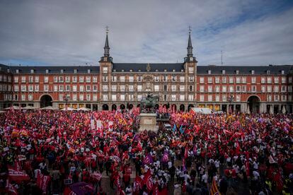 Protesta convocada por CC OO y UGT para pedir el aumento de los salarios, el jueves en Madrid.