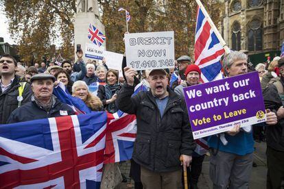 Manifestantes pro-Brexit protestan frente a las Casas del Parlamento en Londres, Reino Unido. 