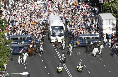 El autobús del Real Madrid llega al estadio Santiago Bernabéu.