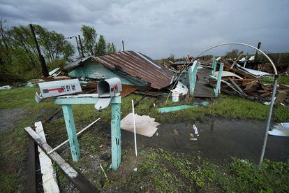 Parte de la infraestructura de Isle de Jean Charles, Luisiana, fue destruida por el huracán 'Ida' y espera el paso de la tormenta 'Nicholas' este martes.